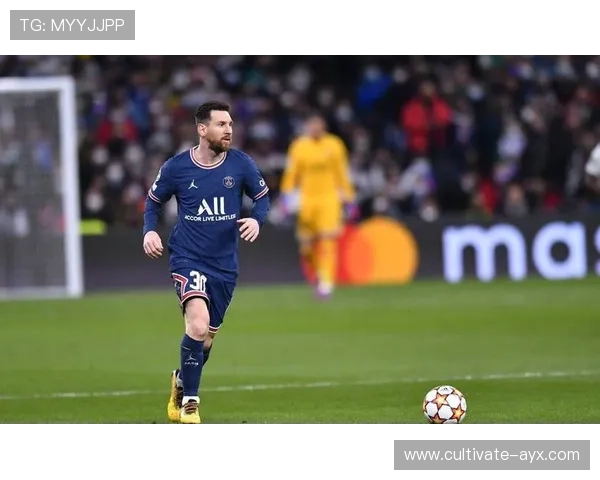 梅西转会后首次亮相巴黎 圣日耳曼球迷热烈欢迎世界足球巨星